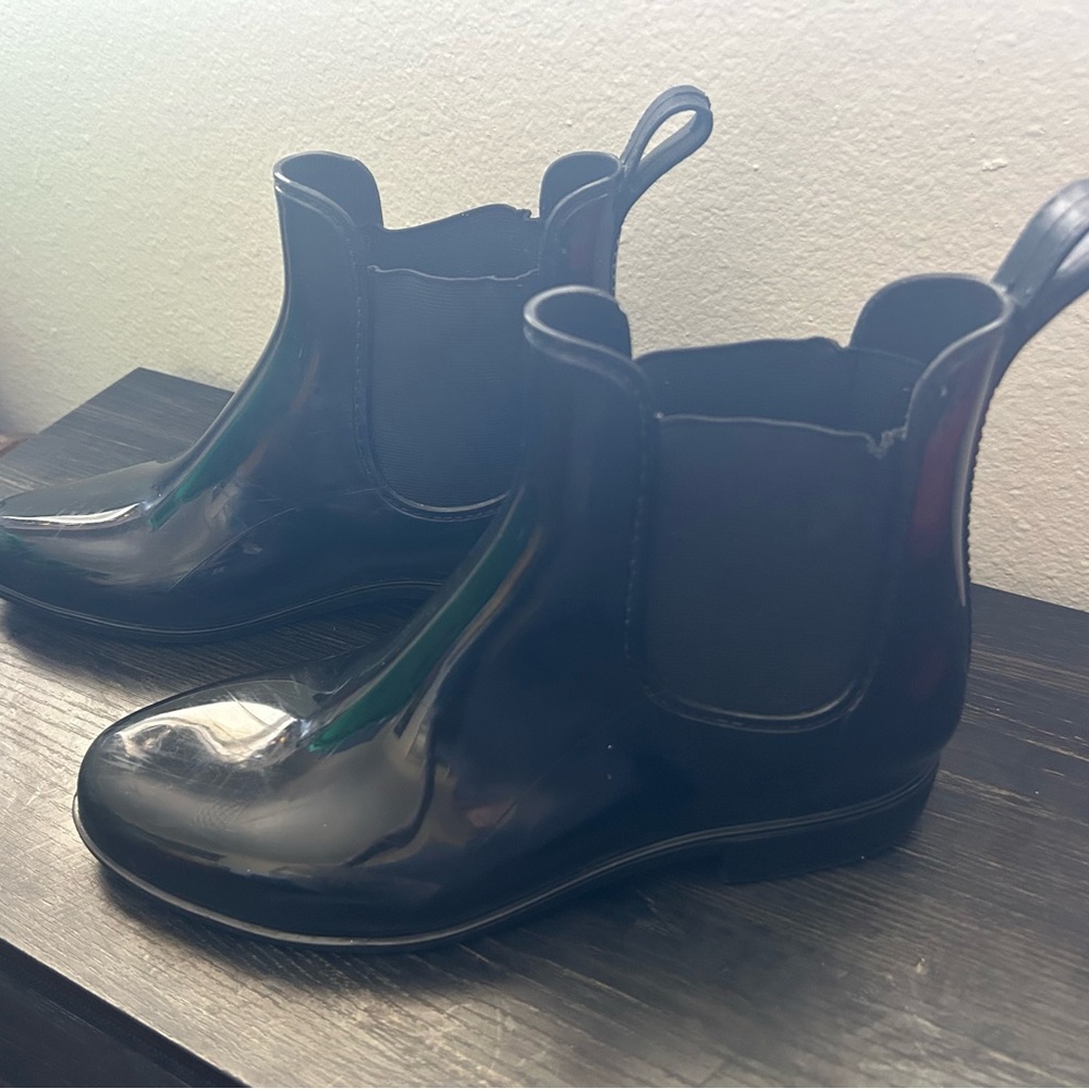 Rain Boots Glossy Black Chelsea-Style 11 great!No damage-light marks on boots